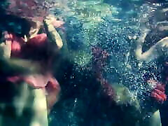 лесбиянки и одинокие девушки целуются под водой