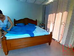 Nudist housekeeper Regina Noir makes the bedding in the bedroom. bicha fenwli maid. mom son afeyr housewife. 2