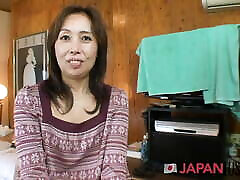amateur japan gilf zieht sich aus und nimmt pov creampie in ihre getragene muschi