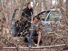 مرد نقاب دار با زن در ماشین در جنگل