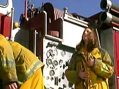 busty luksusowa brunetka dostaje jej otwór wywiercony przez strażaka w pobliżu wozu strażackiego