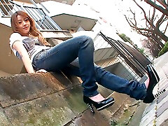 une douce adolescente japonaise se fait déchirer son jean dans une baise hard à trois