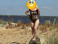 piękna kobieta w nylonowym body na plaży