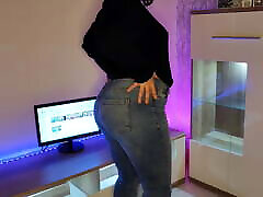 Big Bubble Ass In Tight Jeans