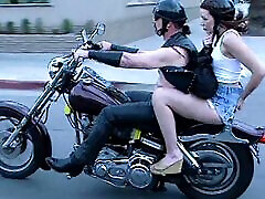 glücklicher biker nimmt eine sexy junge brünette schlampe auf und fickt sie hart im doggystyle