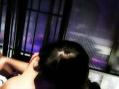imponujące lesbijki brunetki lubią jeździć na duże czarne wibratory w klubie