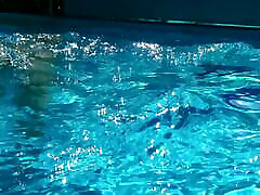زرق و برق دار میمی سیکا شنا برهنه در استخر