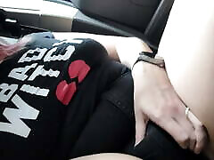 Pawg in car plays with herself under her shorts