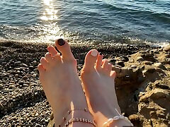 Mistress Lara plays with her feet and xxx vipeos on the beach