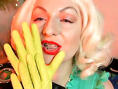 seksualnie blond mamuśka-blogerka arya-dokuczanie żółtymi lateksowymi rękawiczkami domowymi fetysz