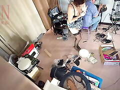A naked noivas cabao is cleaning up in an stupid IT engineer&039;s office. Real camera in office. Cam 1
