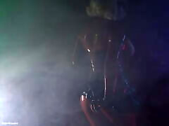 сексуальная милфа арья грандер с горячими натуральными сиськами, одетая в латексный костюм hallooween, дразнит