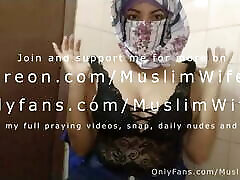 горячая арабка-мусульманка с большими сиськами в хиджаби мастурбирует пухлую киску до экстремального оргазма на веб-камеру для аллаха