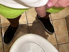 Peeing and cumming in public toilet after beach