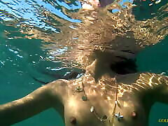 Nude model swims on a public beach in www sacaelpack net chinito pelo.