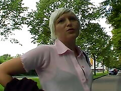супер горячая блондинка немецкая шлюха дрочит свою киску в машине