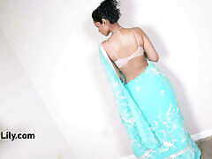 esposa india de tetas grandes en sari bailando en una canción de bollywood desnudándose ante la cámara