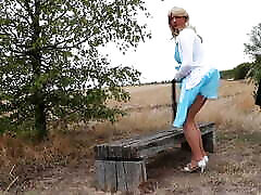 सजीव बाइकिंग-सार्वजनिक शिफॉन गाउन, रेशम नीचे पहनने के कपड़ा और नायलॉन मोज़ा में समक्ष रखी
