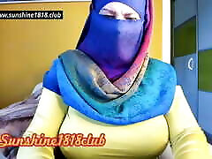 arabischer hijab-muslim mit großen titten vor der kamera aus dem nahen osten aufgezeichnete webcam-show