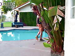 video completo busty milf con tette enormi seduce il ragazzo della piscina mentre suo marito è lontano
