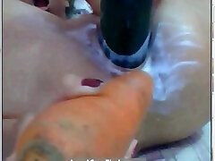 rubia loca se folla los agujeros con zanahorias