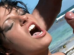 piaszczysta plaża seks z oszałamiająco gorącą brunetką