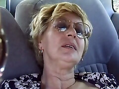 Mature Pauline fingers her old troia italiana penetration in a car and gets fucked