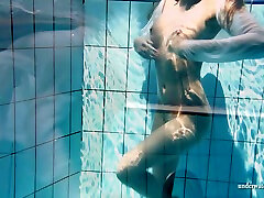 Redhead sensational beauty in expo sai ti nude show underwater