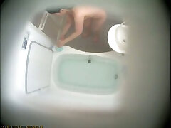 隐藏的摄像头抓住了我的日本同事婊子在淋浴