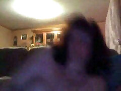 любительская пышная мамаша показывает мне свое обнаженное тело на веб-камеру