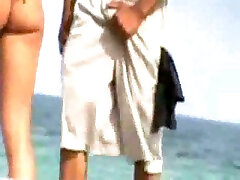 opalona dziewczyna z wielkim tyłkiem dokucza mojej przyjaciółce na plaży