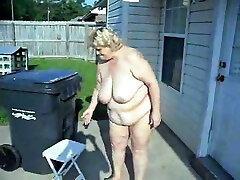 White trash SBBW big ladu housewife gets naked at the backyard
