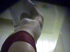 caméra cachée dans la salle de bain du dortoir dune fille-une nana change de sous-vêtements