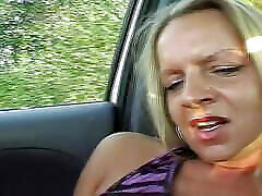 niesamowita blondynka z niemiec lubi jeść spermę w samochodzie