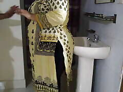 Sexy Pakistani Desi Girl Ayesha Bhabhi Fucked By Her Ex step siblyng - While Washing Hands In Washroom