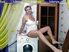 une femme au foyer chaude entre dans la cuisine le matin en robe de chambre et pyjama, change de vêtements et commence à samuser