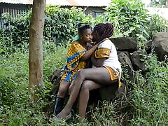 Real Tribal African Girlfriends Public Making Out For seachtinira ng pulis Enjoyment
