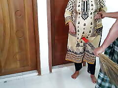 Desi Priya free di bis ko Jabardast Choda Tamil Dairty BBW priya free queen Fucked By Her Devar while sweeping Room - Hindi Audio
