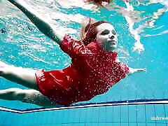 लाल सेक्सी खुली पोशाक तैराकी में प्यारा बेब