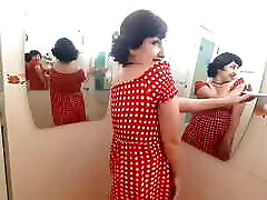 pinup nastolatka ma nie majtki w przedni z mirror retro vintage nagi lady maid gospodyni domowa