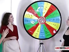 3 hübsche Mädchen spielen eine Partie strip-spin-the-wheel