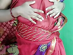 भारतीय लड़की नृत्य में लाल शरीरी और दिखा रहा है उसके नग्न शरीर