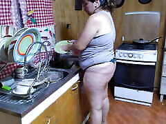 妈妈打扫她的厨房