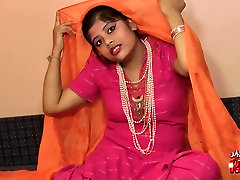 Indian short fuck porn babe Rupali sucking her dildo like giving blowjob
