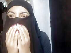 真正的角质业余阿拉伯妻子喷在她的Niqab自慰，而丈夫祈祷盖头色情