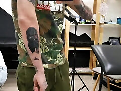 Un couple fait du sexe en slutty girlfriend dans le magasin de tatouage
