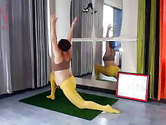 regina noire. yoga en collants jaunes faisant du yoga dans la salle de gym. une fille sans culotte fait du yoga. 2