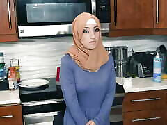 Hijab联播-性感的中东贝贝柳莱德证明她是&039;吨无辜的在所有