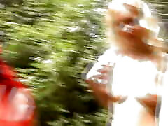 una bella bionda tedesca con tette piccole viene sbattuta nel parco