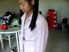 Asiatique en rose manteau de cuir et chaussures